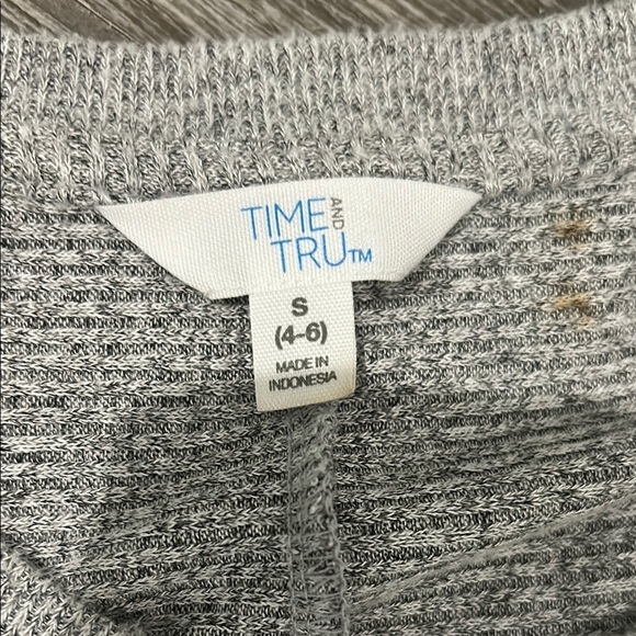Time and Tru Gray Women's Top - Picture 4 of 7